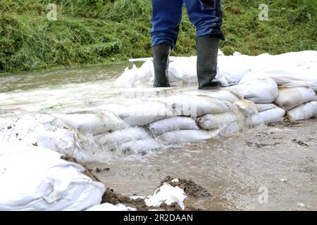 Petrinja, Kroatien. 19. Mai 2023. Der Kupa-Fluss brach durch das Abwassersystem und die Armee wurde entsandt, um den Ort zu sichern, an dem das Wasser in Petrinja, Kroatien, am 19. Mai 2023 brach. Foto: Edina Zuko/PIXSELL Credit: Pixsell/Alamy Live News Stockfoto