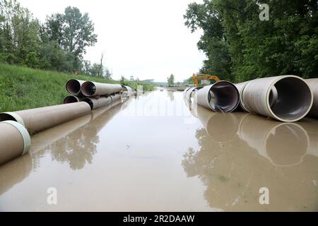 Petrinja, Kroatien. 19. Mai 2023. Der Kupa-Fluss brach durch das Abwassersystem und die Armee wurde entsandt, um den Ort zu sichern, an dem das Wasser in Petrinja, Kroatien, am 19. Mai 2023 brach. Foto: Edina Zuko/PIXSELL Credit: Pixsell/Alamy Live News Stockfoto