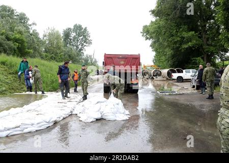 Petrinja, Kroatien. 19. Mai 2023. Der Kupa-Fluss brach durch das Abwassersystem und die Armee wurde entsandt, um den Ort zu sichern, an dem das Wasser in Petrinja, Kroatien, am 19. Mai 2023 brach. Foto: Edina Zuko/PIXSELL Credit: Pixsell/Alamy Live News Stockfoto