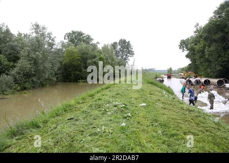 Petrinja, Kroatien. 19. Mai 2023. Der Kupa-Fluss brach durch das Abwassersystem und die Armee wurde entsandt, um den Ort zu sichern, an dem das Wasser in Petrinja, Kroatien, am 19. Mai 2023 brach. Foto: Edina Zuko/PIXSELL Credit: Pixsell/Alamy Live News Stockfoto