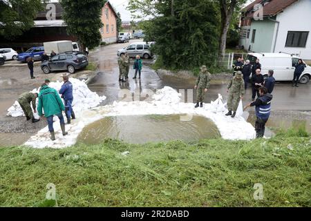 Petrinja, Kroatien. 19. Mai 2023. Der Kupa-Fluss brach durch das Abwassersystem und die Armee wurde entsandt, um den Ort zu sichern, an dem das Wasser in Petrinja, Kroatien, am 19. Mai 2023 brach. Foto: Edina Zuko/PIXSELL Credit: Pixsell/Alamy Live News Stockfoto