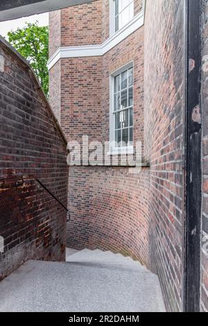 Eine geheimnisvolle und versteckte alte Gasse mit Treppe in London bei Nacht Stockfoto