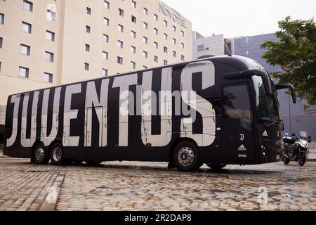 Sevilla, Spanien. 18. Mai 2023. Die Spieler von Juventus kommen in der Nähe des Stadions für das Spiel der UEFA Europa League zwischen dem FC Sevilla und dem Juventus im Estadio Ramon Sanchez Pizjuan in Sevilla an. (Foto: Gonzales Photo/Alamy Live News Stockfoto