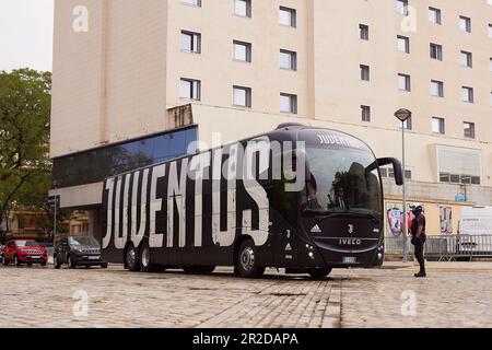 Sevilla, Spanien. 18. Mai 2023. Die Spieler von Juventus kommen in der Nähe des Stadions für das Spiel der UEFA Europa League zwischen dem FC Sevilla und dem Juventus im Estadio Ramon Sanchez Pizjuan in Sevilla an. (Foto: Gonzales Photo/Alamy Live News Stockfoto