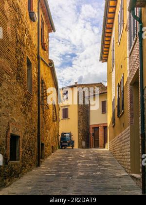 Ein alter Dreirad auf den gepflasterten Straßen von San Quirico d'Orcia Stockfoto