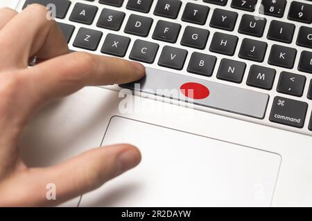 Nahansicht auf weißer konzeptioneller Tastatur – Japan (Taste mit Flagge) Stockfoto