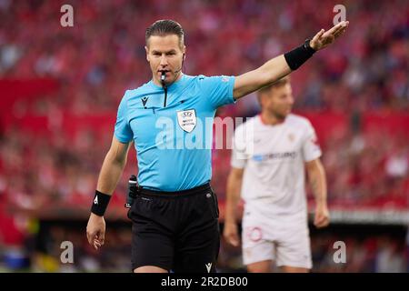 Sevilla, Spanien. 18. Mai 2023. Schiedsrichter Danny Makkelie beim Spiel der UEFA Europa League zwischen dem FC Sevilla und Juventus im Estadio Ramon Sanchez Pizjuan in Sevilla. (Foto: Gonzales Photo/Alamy Live News Stockfoto