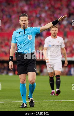 Sevilla, Spanien. 18. Mai 2023. Schiedsrichter Danny Makkelie beim Spiel der UEFA Europa League zwischen dem FC Sevilla und Juventus im Estadio Ramon Sanchez Pizjuan in Sevilla. (Foto: Gonzales Photo/Alamy Live News Stockfoto