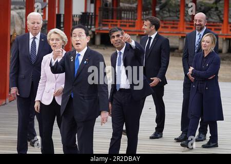 (Von links nach rechts) US-Präsident Joe Biden, Präsidentin der Europäischen Kommission Ursula von der Leyen, japanischer Premierminister Fumio Kishida, Premierminister Rishi Sunak, französischer Präsident Emmanuel Macron, Der Präsident des Europäischen Rates Charles Michel und der italienische Ministerpräsident Giorgia Meloni treffen anlässlich des G7-Gipfels in Hiroshima, Japan, für das Familienfoto am Itsukushima-Schrein ein ein. Foto: Freitag, 19. Mai 2023. Stockfoto