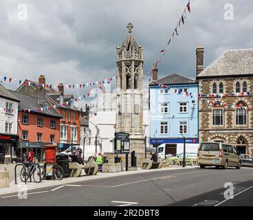 Der Stadtplatz mit dem Kriegsdenkmal in Launceston in Cornwall. Stockfoto