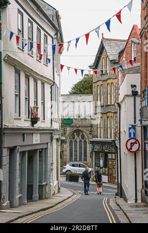 Ein phoenix schmückt die Fassade eines Einzelhändlers in der High Street, Launceston, Cornwall, aber werden unsere Einkaufsviertel im Stadtzentrum jemals wieder florieren Stockfoto