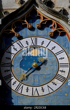 Goldene Sterne bestechen das blau bemalte Gesicht dieser einhändigen astronomischen Uhr aus dem Jahr 1751, gemalt auf Stein unter einem ogeenförmigen gotischen Baldachin. An einer Außenwand der Cathédrale St-Lazare d’Autun (Kathedrale des Heiligen Lazarus von Autun), gegründet um 1120 v. Chr. in Autun, Saône-et-Loire, Bourgogne-Franche-Comté, Frankreich. Diese Uhr ersetzte eine viel ältere Uhr von 1484. Stockfoto