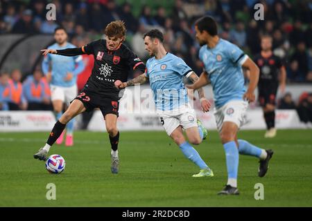 Melbourne, Australien. 19. Mai 2023, Isuzu UTE A-League Finals Series, Melbourne City gegen Sydney FC. Abbildung: Der Mittelfeldspieler Max Burgess (22) des FC Sydney ist vom Mittelfeldspieler Aiden O'Neill (13) von Melbourne City im AAMI Park bedroht. Kredit: Karl Phillipson/Alamy Live News Stockfoto