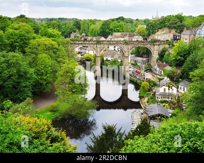 Eisenbahnviadukt über den Fluss Nidd im Frühling Knaresborough North Yorkshire England Stockfoto