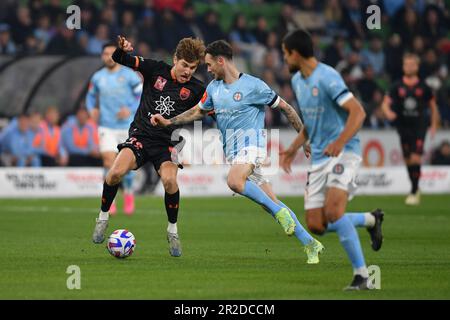 Melbourne, Australien. 19. Mai 2023, Isuzu UTE A-League Finals Series, Melbourne City gegen Sydney FC. Abbildung: Der Mittelfeldspieler Max Burgess (22) des FC Sydney ist vom Mittelfeldspieler Aiden O'Neill (13) von Melbourne City im AAMI Park bedroht. Kredit: Karl Phillipson/Alamy Live News Stockfoto