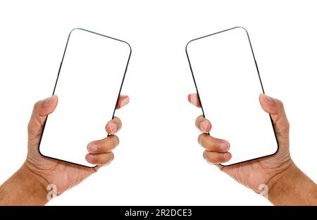 Die Hand eines Mannes hält ein weißes Smartphone, einen leeren Bildschirm. Konzept der Finanztransaktionen mit mobilen Geräten. Nahaufnahme, Überweisung, Zahlung, Online-Shopping, Stockfoto