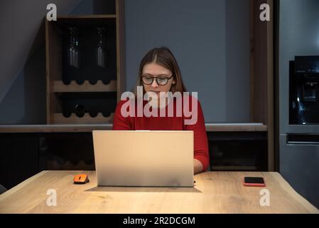 Junge Freiberuflerin, Experte für Webmaster, Webdesigner und Entwickler, die von zu Hause aus auf einer neuen Website-Marketing-Website arbeiten, um Kundenkonten zu verbessern Stockfoto