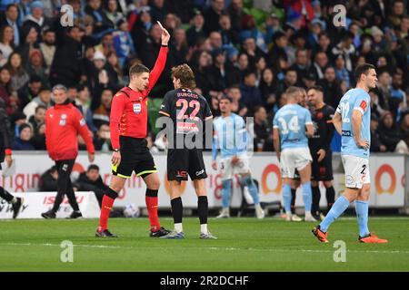 Melbourne, Australien. 19. Mai 2023, Isuzu UTE A-League Finals Series, Melbourne City gegen Sydney FC. Abbildung: Der Schiedsrichter zeigt dem Mittelfeldspieler Max Burgess des FC Sydney die rote Karte, nachdem er sich über ein Foul auf dem Marco TILIO von City im AAMI Park in Melbourne informiert hatte. Kredit: Karl Phillipson/Alamy Live News Stockfoto