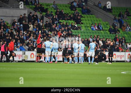 Melbourne, Australien. 19. Mai 2023, Isuzu UTE A-League Finals Series, Melbourne City gegen Sydney FC. Abbildung: Max Burgess zeigt die gelbe Karte für ein Foul gegen Melbourne City Forward Marco TILIO im AAMI Park von Melbourne, nachdem Burgess die rote Karte gezeigt und abgesandt wurde. Kredit: Karl Phillipson/Alamy Live News Stockfoto