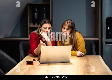 Zwei junge Geschäftsfrau diskutieren mit einer Ideenpräsentation für ein neues Start-up-Projekt, analysieren Planungs- und Finanzstatistiken sowie den Investitionsmarkt im Büro Stockfoto