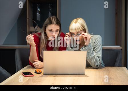 Zwei junge Geschäftsfrau diskutieren mit einer Ideenpräsentation für ein neues Start-up-Projekt, analysieren Planungs- und Finanzstatistiken sowie den Investitionsmarkt im Büro Stockfoto