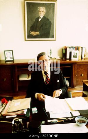 ARCHIVFOTO: SPD wird am 23. Mai 2023 160, Helmut SCHMIDT, Deutschland, Bundeskanzler, SPD, sitzt an seinem Schreibtisch in seinem Büro in Bonn, raucht eine Pfeife, raucht; im Hintergrund ein Gemälde mit dem sozialdemokratischen Politiker August Bebel; 05/31/1974. ?Sven Simon # Princess-Luise-Str. 41 # 45479 M uelheim/R uhr # Tel. 0208/9413250 # Fax. 0208/9413260 # Konto 244 293 433 # P ostbank Essen # BLZ 360 100 43 # E-Mail: svensimon@t-online.de #www.SvenSimon.net. Stockfoto