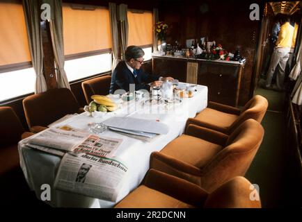 ARCHIVFOTO: SPD wird am 23. Mai 2023 160, Bundeskanzler Helmut Schmidt, SPD, frühstückt in einem Zugabteil zum Zeitpunkt des Wahlkampfes (wahrscheinlich 1976), liest Zeitung und raucht eine Zigarette, ? Stockfoto