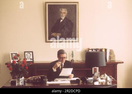 ARCHIVFOTO: SPD wird am 23. Mai 2023 160, Helmut SCHMIDT, Deutschland, Bundeskanzler, SPD, sitzt an seinem Schreibtisch in seinem Büro in Bonn, raucht eine Pfeife, raucht; im Hintergrund ein Gemälde mit dem sozialdemokratischen Politiker August Bebel; 05/31/1974. ?Sven Simon # Princess-Luise-Str. 41 # 45479 M uelheim/R uhr # Tel. 0208/9413250 # Fax. 0208/9413260 # Konto 244 293 433 # P ostbank Essen # BLZ 360 100 43 # E-Mail: svensimon@t-online.de #www.SvenSimon.net. Stockfoto