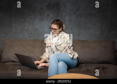 Junge Freiberuflerin, Experte für Webmaster, Webdesigner und Entwickler, die von zu Hause aus auf einer neuen Website-Marketing-Website arbeiten, um Kundenkonten zu verbessern Stockfoto