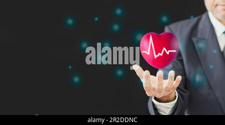 29. September 2022, World Heart Day ist ein Bewusstsein Kardiologie Arzt hilft Patienten Pflege Blutspende Konzept, rotes Herz auf blauem Hintergrund und Kopierbereich, Stockfoto