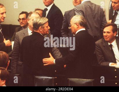 ARCHIVFOTO: Das SPD wird am 23. Mai 2023 160, POLITIK: Helmut SCHMIDT (L.), Deutschland, Politiker, SPD, nimmt Glückwünsche von BARZEL (With) entversus, Landschaftsbau?SVEN SIMON#Huyssenallee 40-42 #45128 Essen #Tel. 0201/234556 Fax:0201/234539 Konto 1428150 Commerzbank Essen BLZ 36040039 entgegen. Stockfoto
