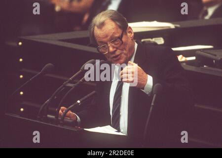 ARCHIVFOTO: Das SPD wird am 23. Mai 2023 160 Jahre alt sein. Der Vorsitzende der SPD, ehemaliger Kanzler Willy BRANDT, Politiker, spricht im Deutschen Bundestag, Rednerin, Geste, Gestikulation, undatiertes Foto 1987, ?Sven Simon#Prinzess-Luise-Straße 41#45479 Mülheim/R uhr #Tel. 0208/9413250#Fax. 0208/9413260# Postgiro Essen No. 244 293 433 (BLZ 360 100 43)# www.SvenSimon.net. Stockfoto