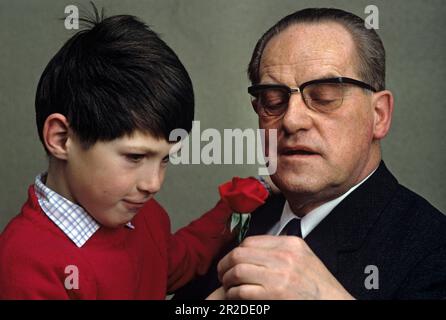 ARCHIVFOTO: Das SPD wird am 23. Mai 2023 160, Herbert WEHNER, Politiker, SPD, Hält ein Kind in seinen Armen und sieht eine rote Rose, privates, unbezahltes Foto? Stockfoto