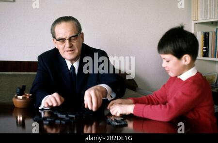 ARCHIVFOTO: Das SPD wird am 23. Mai 2023 160, Herbert WEHNER, Politiker, SPD, Spielt Domino mit einem Kind, privat, sitzt an einem Tisch, da ist eine Pfeife auf dem Tisch, Raucher, Raucher, undatiertes Foto? Stockfoto