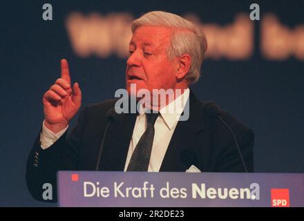 ARCHIVFOTO: Das SPD wird am 23. Mai 2023, SN08129801POL.jpg, POLITIK, ALTER BUNDESKANZLER HELMUT SCHMIDT, Halblängenporträt, Zeigen, während einer Rede (SPD), 160 Jahre alt sein. Der ehemalige Hamburger Innere Senator (1961-1965) war ab 1969-1972 Bundesminister für Verteidigung und von 1972-1974 Bundesminister für Finanzen. Nach Willy Brandts Rücktritt 1974 wurde Schmidt Kanzler. Ein konstruktives Misstrauensvotum im Jahr 1982 führte zu seinem Untergang. Sein Nachfolger im Kanzleramt war Helmut Kohl, CDU. Sein Rat wird immer noch gut aufgenommen: Unser Bild zeigt ihn auf der SPD Partykonferenz Stockfoto