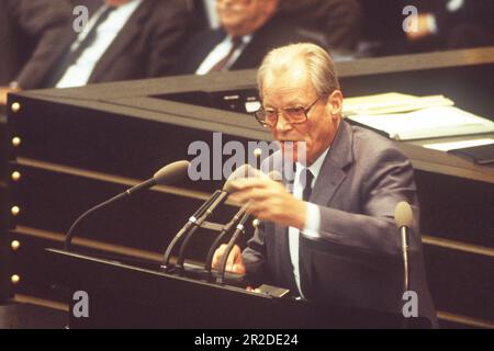 ARCHIVFOTO: Die SPD wird am 23. Mai 2023 160, SPD-Vorsitzender Kanzler Willy BRANDT, Politiker, spricht im Deutschen Bundestag, Rednerin, Geste, Gestikulation, undatiertes Foto 1982, ?Sven Simon#Prinzess-Luise-Straße 41# 45479 Mülheim/R uhr #Tel. 0208/9413250#Fax. 0208/9413260# Postgiro Essen No. 244 293 433 (BLZ 360 100 43)# www.SvenSimon.net. Stockfoto