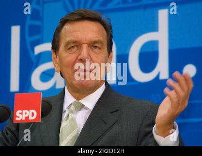 ARCHIVFOTO: Das SPD wird am 23. Mai 2023, 160 16SN SCHROED230902PL.jpg Gerhard SCHRODER, Deutschland, Politiker, Bundeskanzler und SPD-Vorsitzender, hier auf einer Pressekonferenz im Willy-Brandt-Haus, 23. September 2002. ?SVEN SIMON, Huyssenallee 40-42,45128 E ssen #Tel. 0201/23 45 56#Fax 0201/23 45 39#Konto 1428150 Commerzbank E ssen BLZ 36040039. Stockfoto