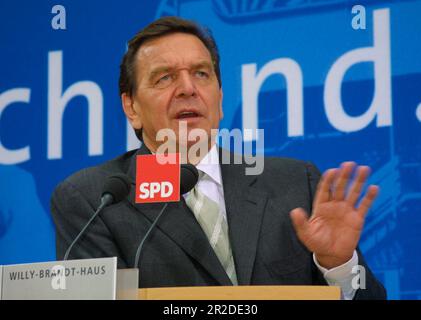 ARCHIVFOTO: Das SPD wird am 23. Mai 2023, 160 14SN SCHROED230902PL.jpg Gerhard SCHRODER, Deutschland, Politiker, Bundeskanzler und SPD-Vorsitzender, hier auf einer Pressekonferenz im Willy-Brandt-Haus, 23. September 2002. ?SVEN SIMON, Huyssenallee 40-42,45128 E ssen #Tel. 0201/23 45 56#Fax 0201/23 45 39#Konto 1428150 Commerzbank E ssen BLZ 36040039. Stockfoto