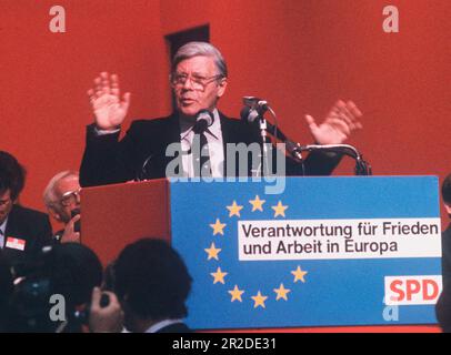 ARCHIVFOTO: SPD wird am 23. Mai 2023 160, POLITIK: Helmut SCHMIDT, Deutschland, Politiker, SPD, am Rednerpult, auf der Parteikonferenz, Querformat?SVEN SIMON#Huyssenallee 40-42 #45128 Essen#Tel.0201/234556 Fax:0201/234539 Konto 1428150 Commerzbank Essen BLZ 36040039. Stockfoto