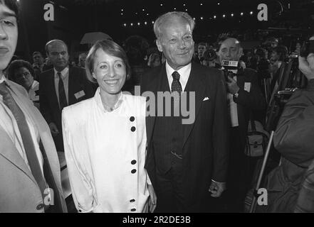 ARCHIVFOTO: Das SPD wird am 23. Mai 2023, 160 02SN Brandt 0687PL.jpg, Willy BRANDT, Deutschland, Politiker, Ehemaliger Bundeskanzler, betritt den Saal mit seiner Frau Brigitte SEEBACHER-BRANDT, QF, B/w Abschiedsparty-Konferenz der SPD für Willy Brandt am 15.06.1987?Sven Simon#Prinzess-Luise-Straße 41#45479 Muelheim/Ruhr#Tel. 0208/9413250 Fax. 0208/9413260Kto.1428150 C ommerzbank E ssen BLZ 36040039 www.SvenSimon.net. Stockfoto