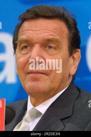 ARCHIVFOTO: Das SPD wird am 23. Mai 2023, 160 22SN SCHROED230902PL.jpg Gerhard SCHRODER, Deutschland, Politiker, Bundeskanzler und SPD-Vorsitzender, hier auf einer Pressekonferenz im Willy-Brandt-Haus, 23. September 2002. ?SVEN SIMON, Huyssenallee 40-42,45128 E ssen #Tel. 0201/23 45 56#Fax 0201/23 45 39#Konto 1428150 Commerzbank E ssen BLZ 36040039. Stockfoto