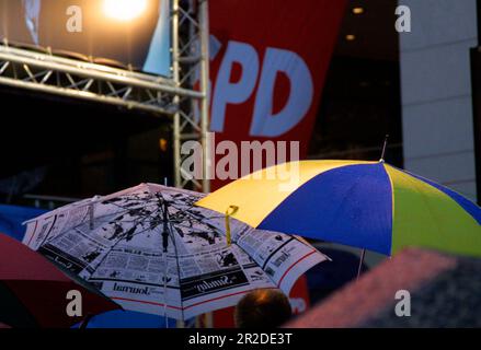 ARCHIVFOTO: Das SPD wird am 23. Mai 2023 160 01SN SPD220902PL.jpg Zuschauer mit Regenschirmen vor dem Willy Brandt House, SPD-Parteihauptquartier, am Abend der Bundeswahlen, am 22. September 2002. ?SVEN SIMON, Huyssenallee 40-42,45128 E ssen #Tel. 0201/23 45 56#Fax 0201/23 45 39#Konto 1428150 Commerzbank E ssen BLZ 36040039. Stockfoto