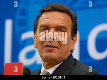 ARCHIVFOTO: Das SPD wird am 23. Mai 2023, 160 17SN SCHROED230902PL.jpg Gerhard SCHRODER, Deutschland, Politiker, Bundeskanzler und SPD-Vorsitzender, hier auf einer Pressekonferenz im Willy-Brandt-Haus, 23. September 2002. ?SVEN SIMON, Huyssenallee 40-42,45128 E ssen #Tel. 0201/23 45 56#Fax 0201/23 45 39#Konto 1428150 Commerzbank E ssen BLZ 36040039. Stockfoto