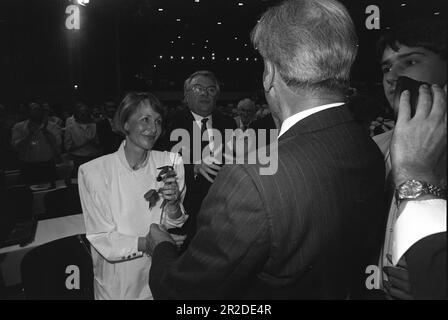 ARCHIVFOTO: Das SPD wird am 23. Mai 2023, 160 01SN Brandt 0687PL.jpg, Willy BRANDT, Deutschland, Politiker, Der ehemalige Bundeskanzler, der von hinten zusieht, überreicht seiner Frau Brigitte SEEBACHER-BRANDT am 15. Juni 1987 für Willy Brandt eine Rose, QF, B/W Parteikonferenz der SPD: Sven Simon#Prinzess-Luise-Strasse 41#45479 Muelheim/Ruhr#Tel. 0208/9413250 Fax. 0208/9413260Kto.1428150 C ommerzbank E ssen BLZ 36040039 www.SvenSimon.net. Stockfoto