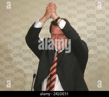 ARCHIVFOTO: SPD wird am 23. Mai 2023 160. Bundeskanzler Gerhard SCHROEDER jubelt, Bundeswahl 2005 in Berlin, SPD-Parteihauptstadt, Willy-Brandt-Haus, 18. September 01SN SPD1809PL.jpg 2005. ?SVEN SIMON#Prinzess-Luise-Str.41#45479 M uelheim/R uhr #Tel. 0208/9413250 Fax:0208/9413260 Konto 1428150 C ommerzbank E ssen BLZ 36040039 www.photopool.de. Stockfoto