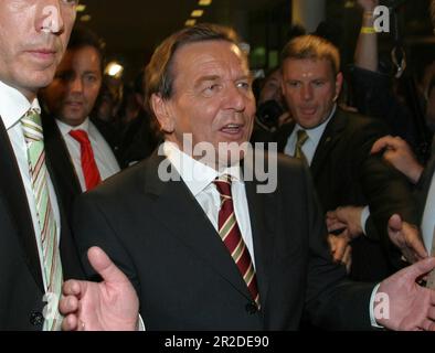 ARCHIVFOTO: SPD wird am 23. Mai 2023 160. Bundeskanzler Gerhard SCHRÖDER, Bundeswahl 2005 in Berlin, SPD-Parteihauptstadt, Willy-Brandt-Haus, 18. September 19N SPD1809PL.jpg 2005. ?SVEN SIMON#Prinzess-Luise-Str.41#45479 M uelheim / R uhr #Tel. 0208 / 9413250 Fax:0208/9413260 Konto 1428150 Commerzbank E ssen BLZ 36040039 www.photopool.de. Stockfoto
