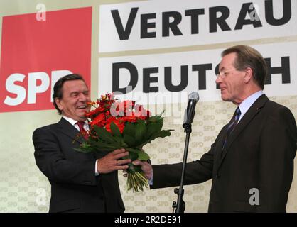 ARCHIVFOTO: SPD wird am 23. Mai 2023 160. SPD-Vorsitzender Franz MUENTEFERING (rechts), Parteiführer und Bundeskanzler Gerhard SCHRÖDER, Deutschland, Erklärung, Pressekonferenz am Tag nach der Bundeswahl 2005 in Berlin, SPD-Parteihauptstadt, Willy-Brandt-Haus, 18. September 35SN SPD1909PL.jpg 2005. ?SVEN SIMON#Prinzess-Luise-Str.41#45479 M uelheim / R uhr #Tel. 0208 / 9413250 Fax:0208/9413260 Konto 1428150 C ommerzbank E ssen BLZ 36040039 www.photopool.de. Stockfoto