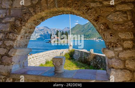 Blick durch den Bogen der Kirche unserer Lieben Frau vom Felsen auf der Insel St. George bei Perast, Montenegro Stockfoto