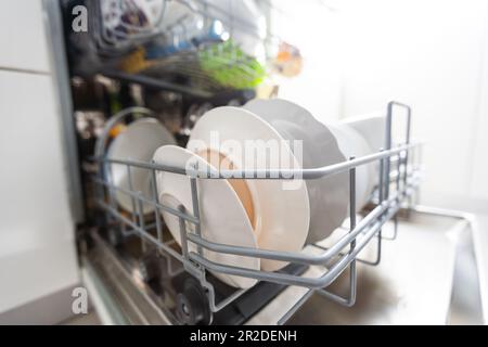 Geschirrspüler Nahaufnahme mit Geschirr, einfach zu verwenden und Wasser zu sparen, umweltfreundlich, eingebaute Küche Geschirrspülmaschine Stockfoto