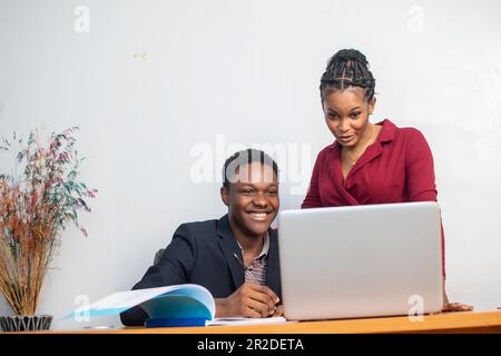Zwei afrikanische Mitarbeiter arbeiten zusammen Stockfoto